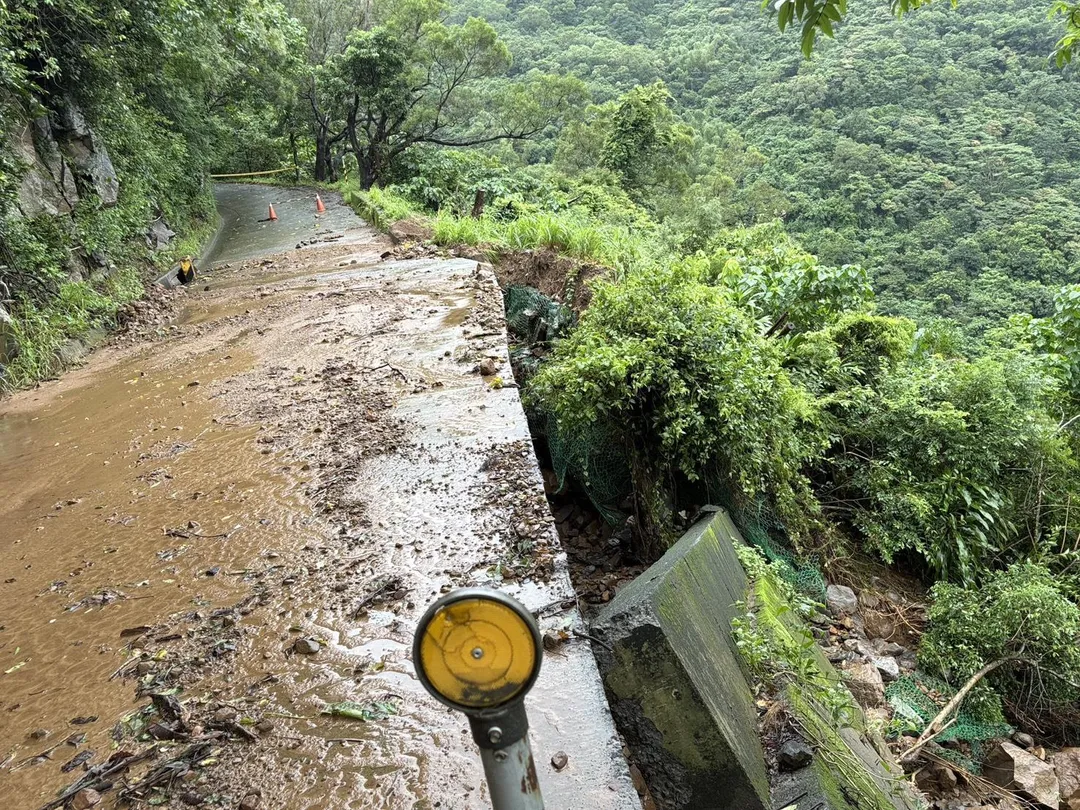 通往士文部落後山連絡道路嚴重掏空，目前道路已經封閉。（圖／翻攝畫面）