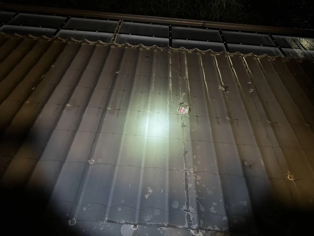 陳嫌於31日清晨4時30分許點燃1枚汽油彈，朝被害人住處二樓遮雨棚投擲，造成遮雨棚燒灼焦黑，另1枚汽油彈則放置於一樓草坪。（圖／警方提供）