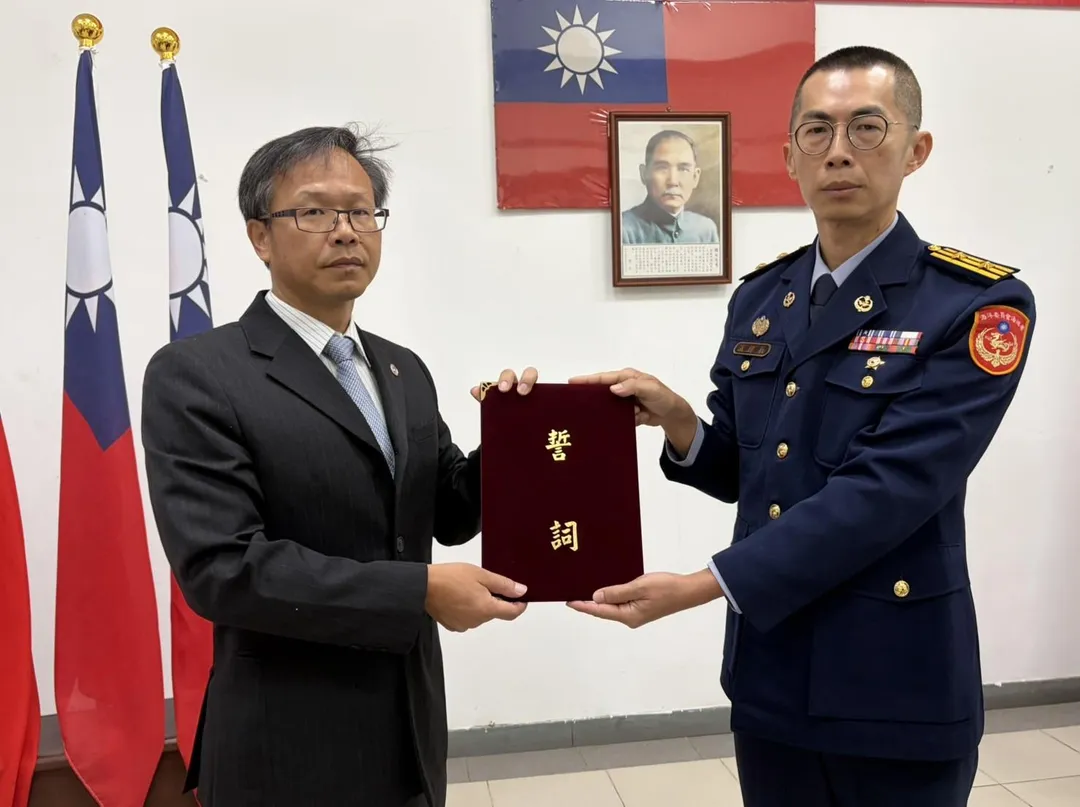 政戰學院志願役預官班畢業的温梓辰接任隊長。(圖/海巡署)