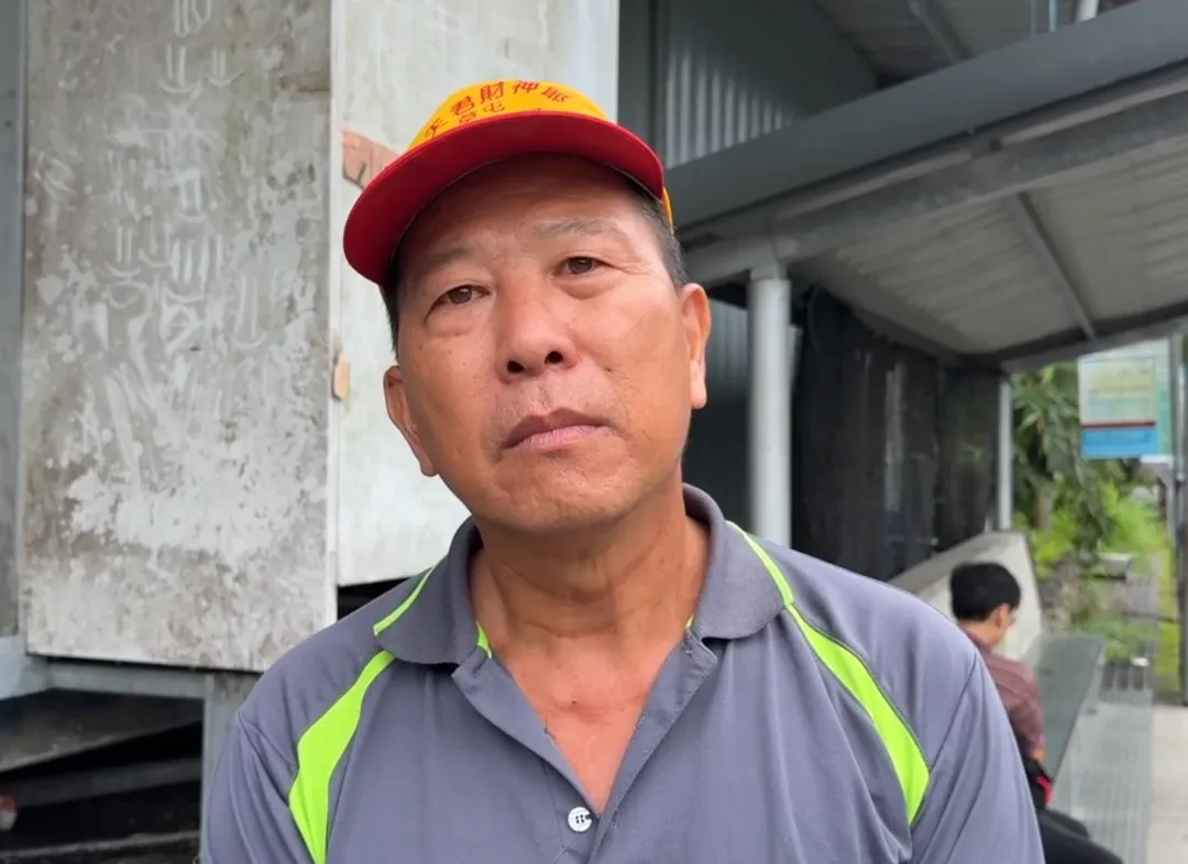 武界泛舟5人團的成員蘇姓男子提到消防員伍程嶸搜救落水殉職也紅了眼眶。（圖／中天新聞）