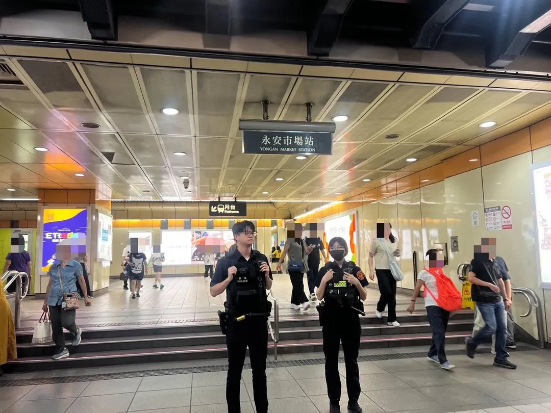 員警在捷運中和新蘆線永安市場站守望。(圖/警方提供)