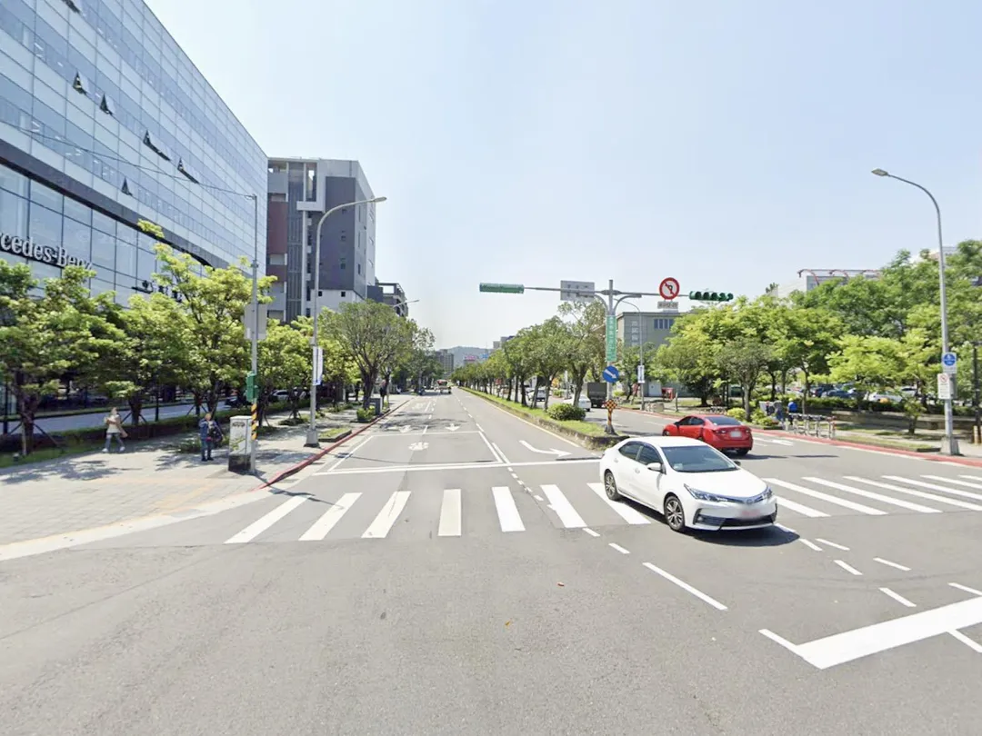 傳統無偏心左轉車道易釀車道堵塞，形成危險左轉陷阱。（圖／Google map）