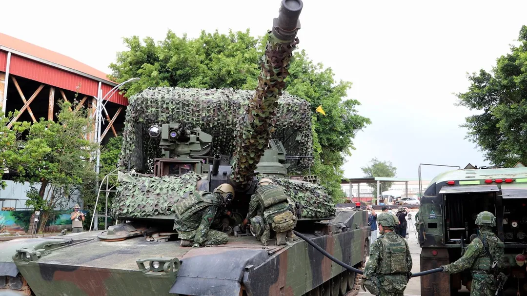 陸軍將持續興建M1A2T戰車訓練設施。圖為「漢光42號」演習M1A2T油料整補。(圖/軍聞社)