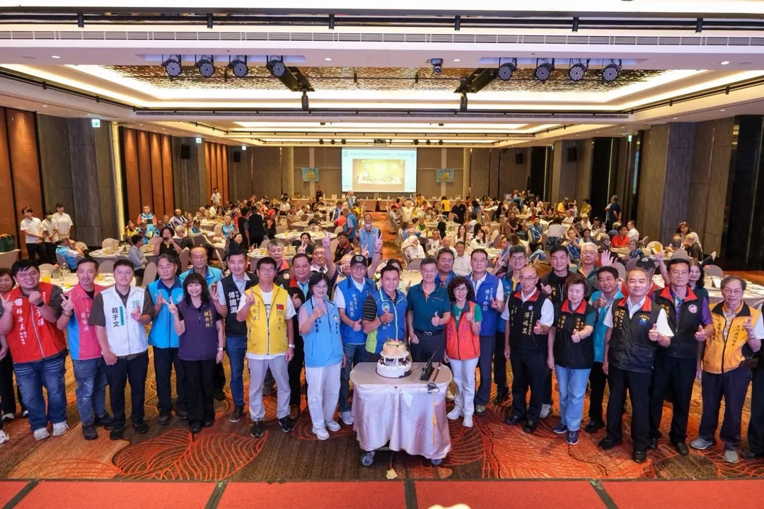 花蓮縣金門同鄉會慶祝創立20週年，追思前人開疆闢土並緬懷八二三戰役壯烈犧牲官兵將士，各縣市友會與在地鄉親近300人齊聚花蓮共襄盛舉。（圖／花蓮縣金門同鄉會提供）
