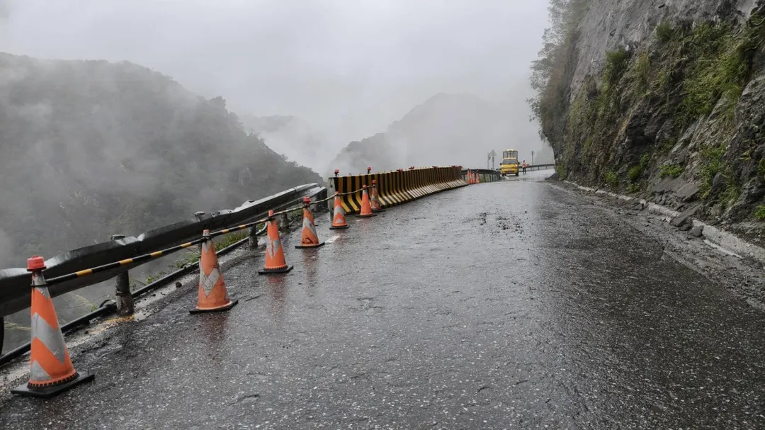 中橫公路台8線157.7K（豁然亭段）實施路基缺口搶修工程，2日至24日僅5個時段開放通行。（圖／公路局東區養護工程分局提供）