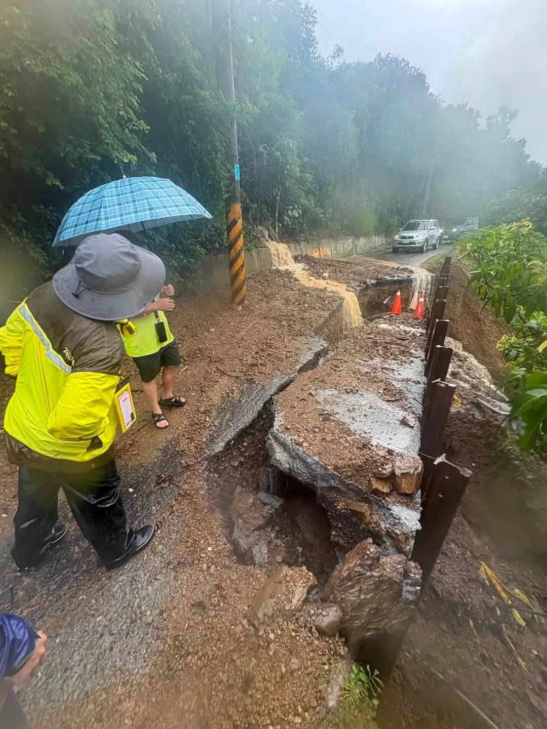 受連日豪雨影響,屏東縣春日鄉士文村聯外道路因土石嚴重坍方影響通行。(圖/翻攝春日鄉公所)