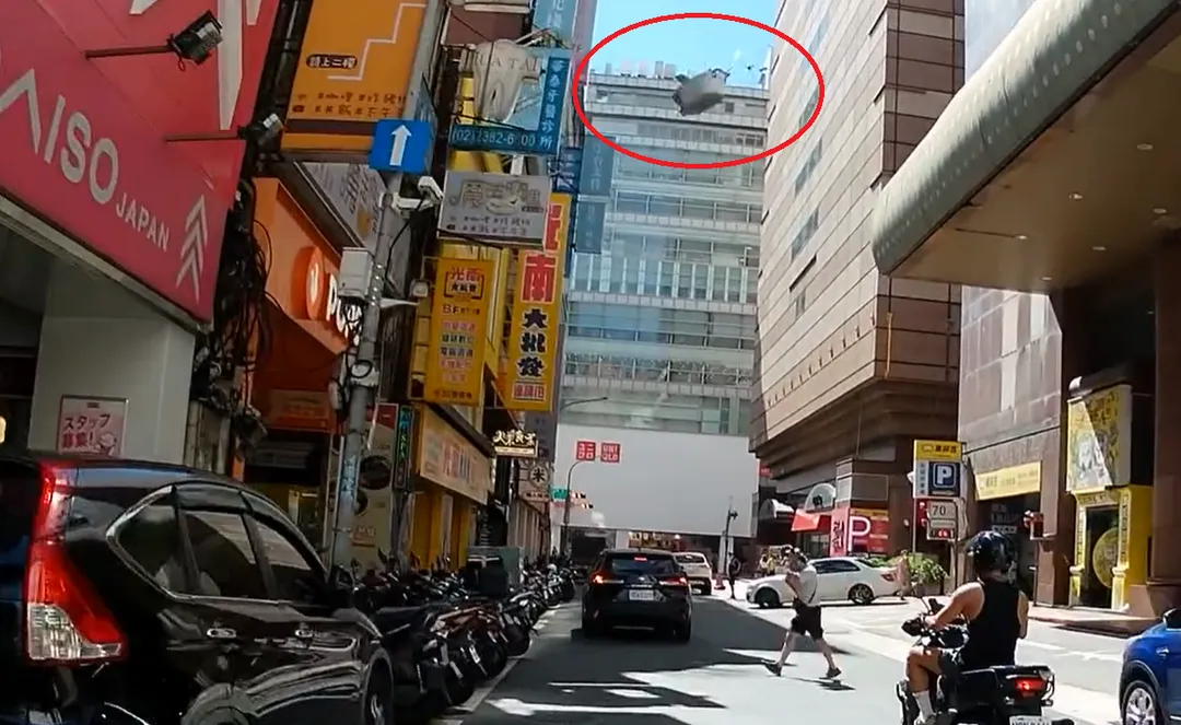 台北市許昌街於8月31日下午發生花盆墜落意外。（圖／Threads網友@sdd850390提供）