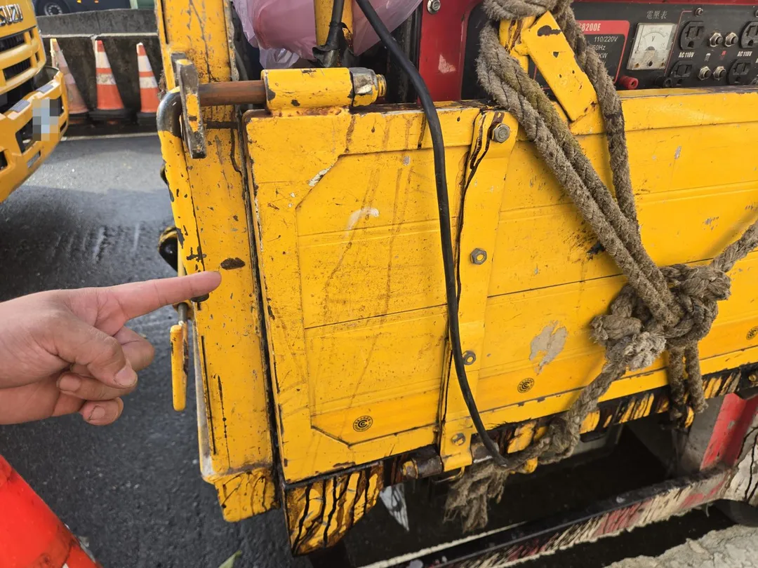 挨撞的工程車。（圖／警方提供）