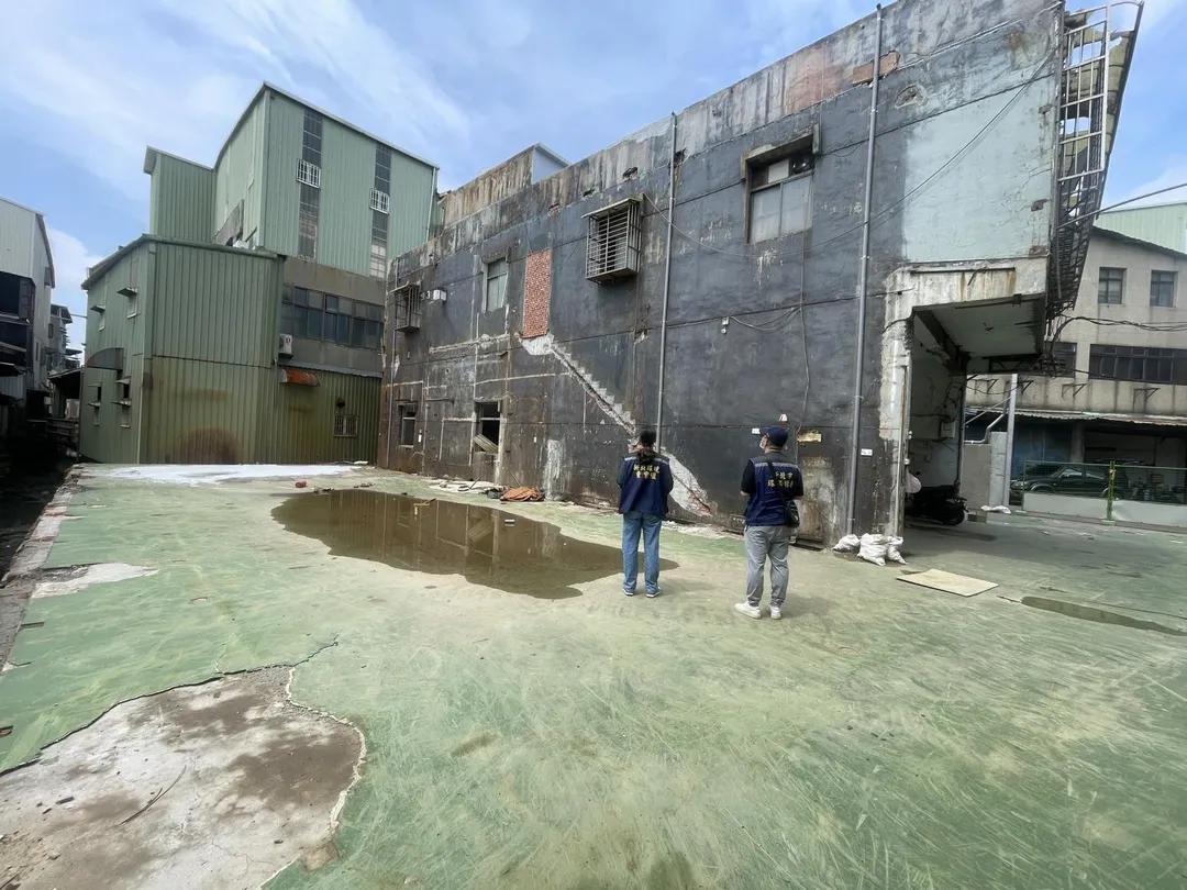市府於8月12日將違法增建全面拆除外，並監督業者確實移除污染來源，徹底阻斷污染再發生。（圖／新北市環保局）
