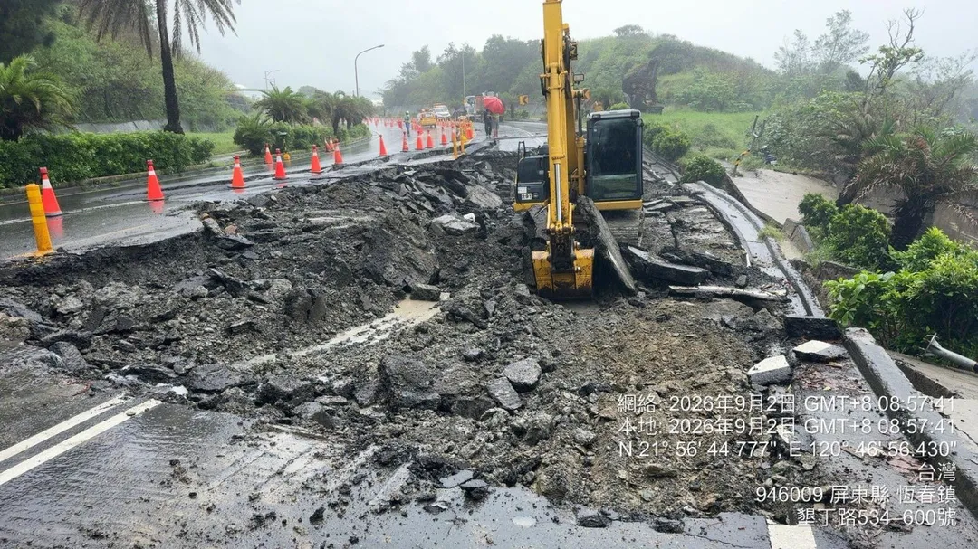 坍方扯斷自來水管加劇台26線路基掏空，工務段緊急會同台水切換管線。（圖／公路局）