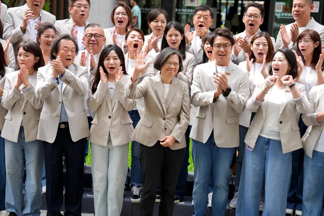 沈伯洋今日在蔡英文的陪同下，現身台北選委會登記參選台北市長選戰。（圖/沈伯洋競辦提供）