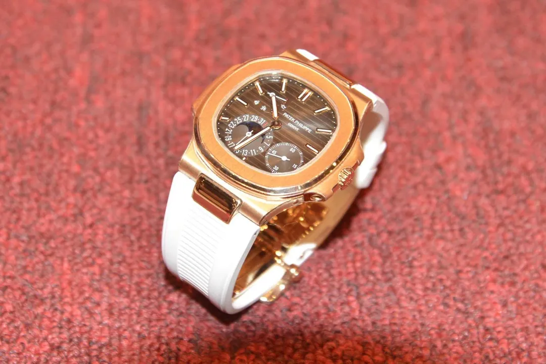 該集團的不法資產中,百達翡麗Patek Philippe Nautilus(金鷹系列) 18K玫瑰金複雜功能男錶以260萬元拍出。(圖/行政執行署台北分署提供)