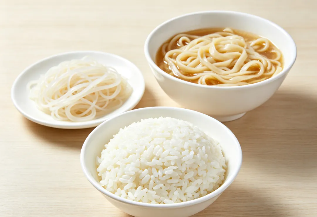 白飯、麵條、米粉及粉漿類外皮等,都屬於較容易影響血糖的澱粉來源。(示意圖/AI生成圖)