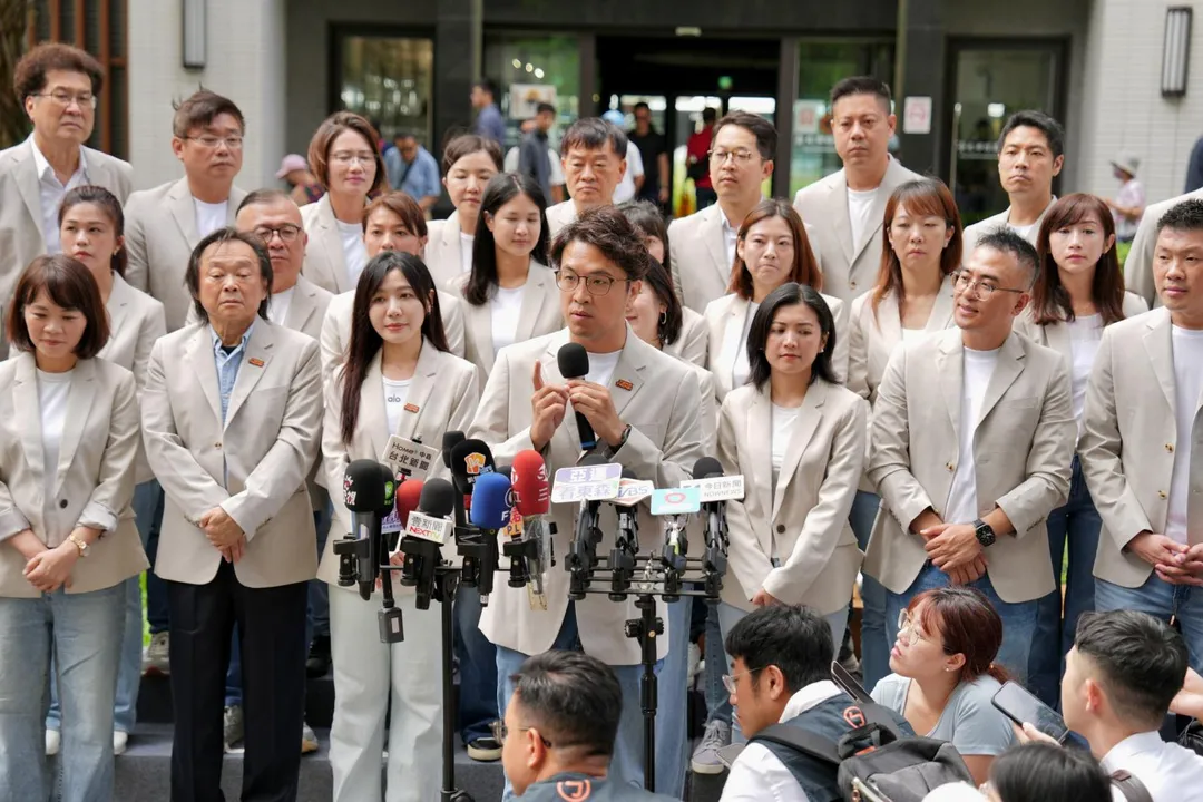 沈伯洋今日在前總統蔡英文的陪同下,赴台北選委會登記參選台北市長。(圖/沈伯洋競辦提供)