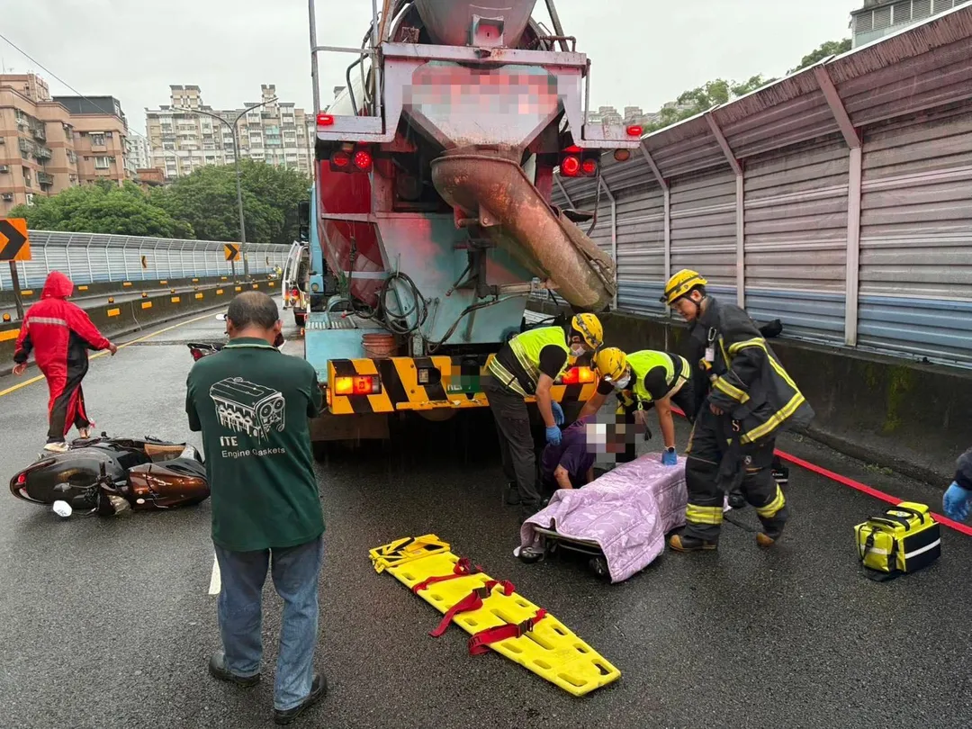黃男疑因天雨路滑自摔，與大貨車發生車禍。（圖／警方提供）