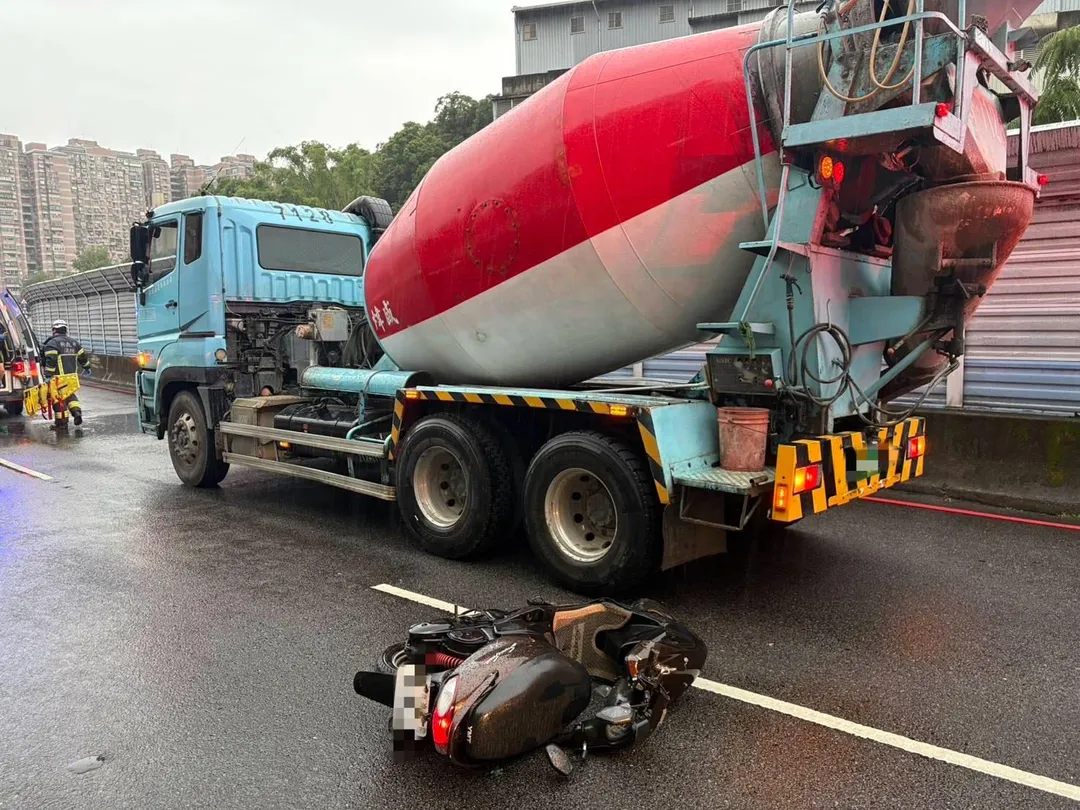 警消人員獲報到場將黃男送醫治療。（圖／警方提供）