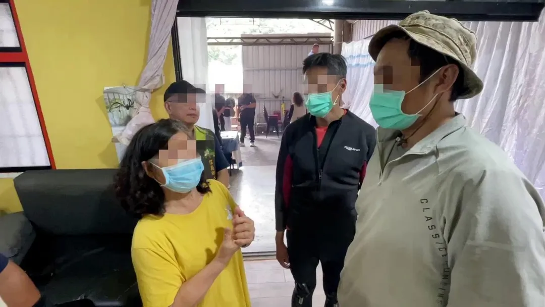 伍程嶸的母親雖讓兩人進靈堂鞠躬道歉，但還是忍不住出言指責質疑他們先前玩命的舉動。（圖／中天新聞）