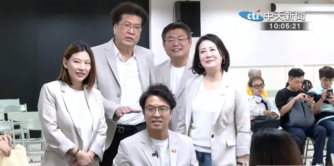 沈伯洋登記參選。(圖/中天新聞)
