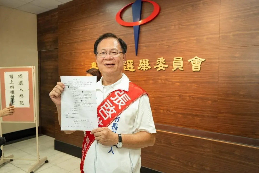 民眾黨嘉義市長參選人張啓楷2日前往嘉義市選委會完成市長登記。（圖／張啓楷團隊提供）