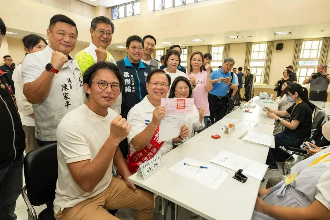 嘉義市長黃敏惠和民眾黨主席黃國昌陪同張啓楷完成登記。（圖／張啓楷團隊提供）