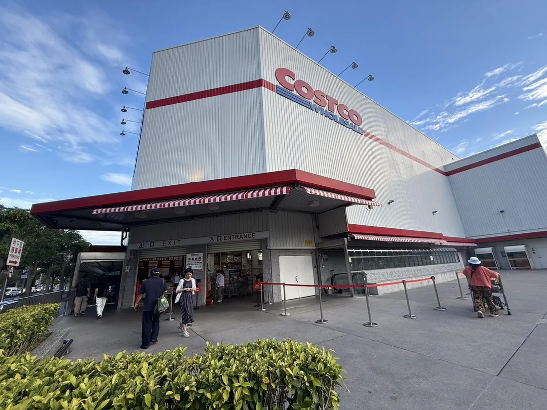 新竹一名婦人於新竹市Costco好市多大賣場,將顧客遺落推車上的459元蘋果汁載走喝光,遭新竹地院判處罰金5000元。(示意圖/中天新聞)