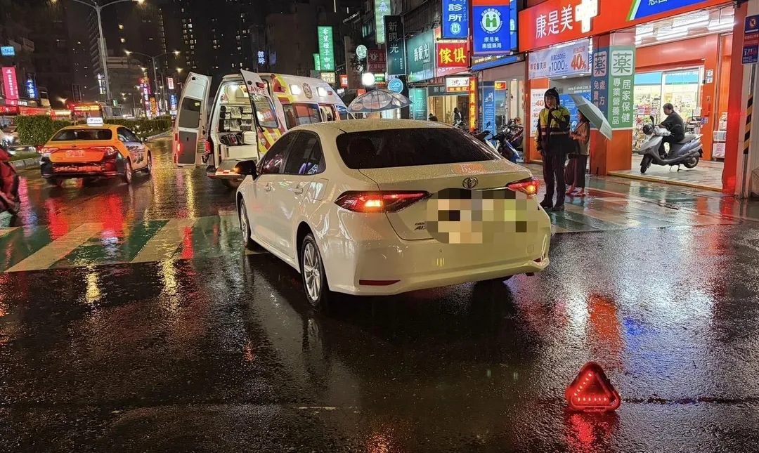 新北市新店一名婦人過馬路遭轉彎車輛撞飛。(圖/翻攝畫面)