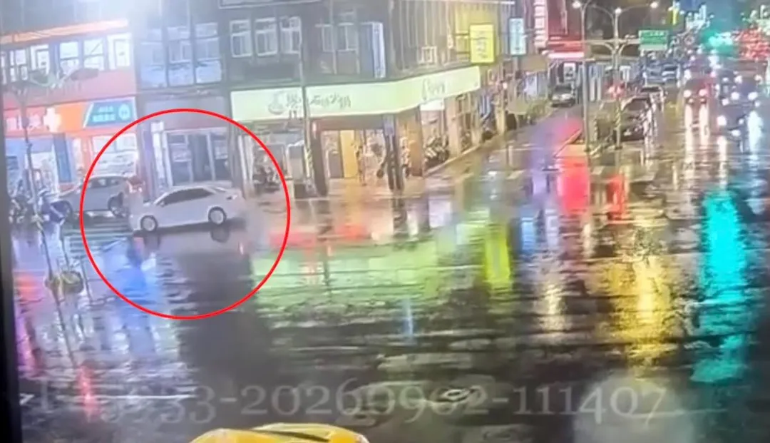 監視器拍下車禍發生過程。(圖/翻攝畫面)