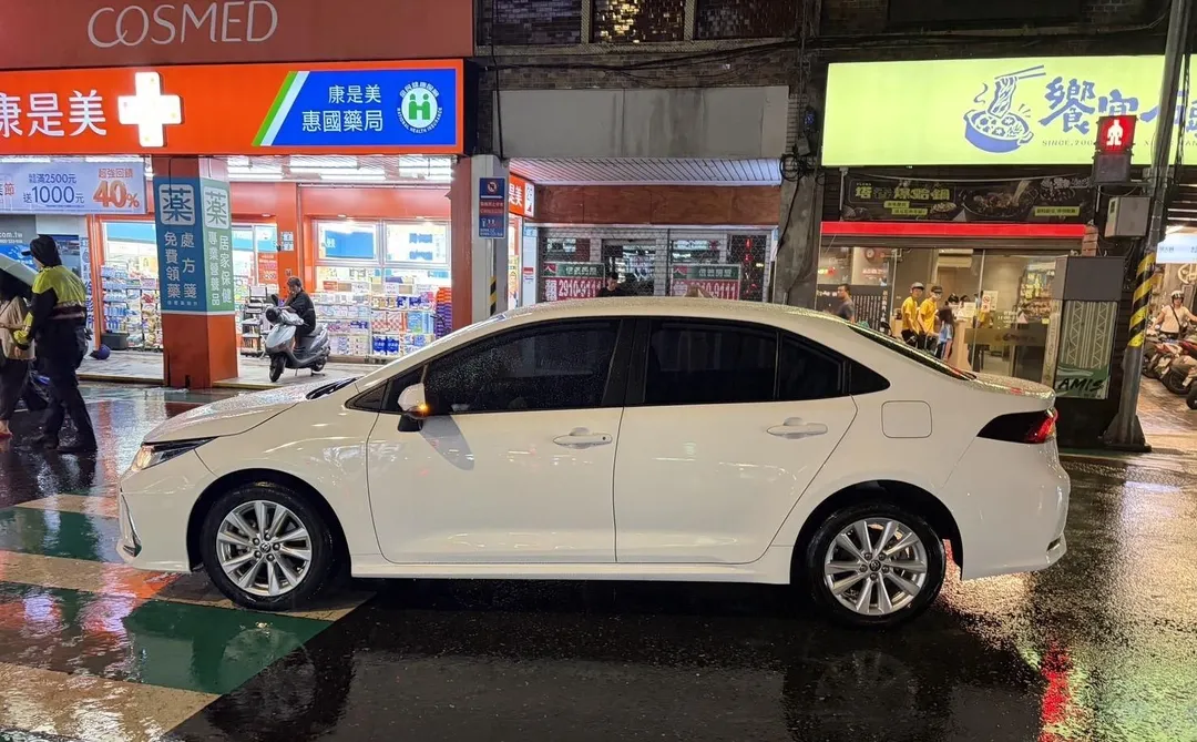 肇事車輛未禮讓行人釀禍。(圖/翻攝畫面)