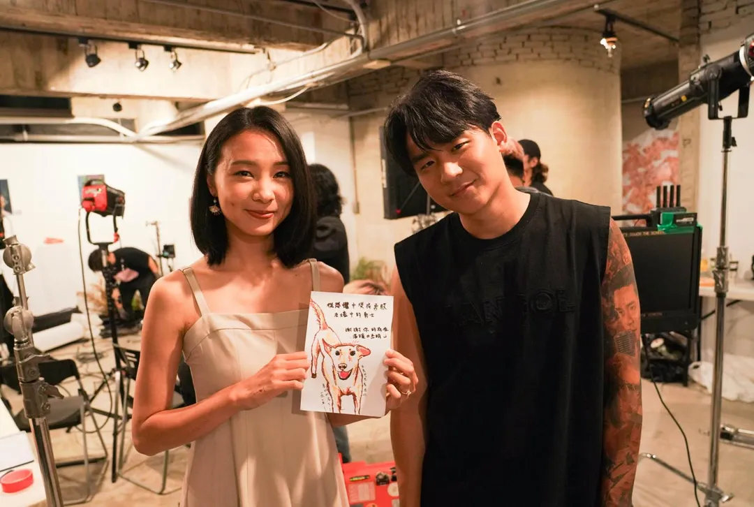 李杰明(右)5年前靠著與師姐陳忻玥(左)合作的〈I’m Alive〉打開知名度。(圖/陶山音樂 提供)