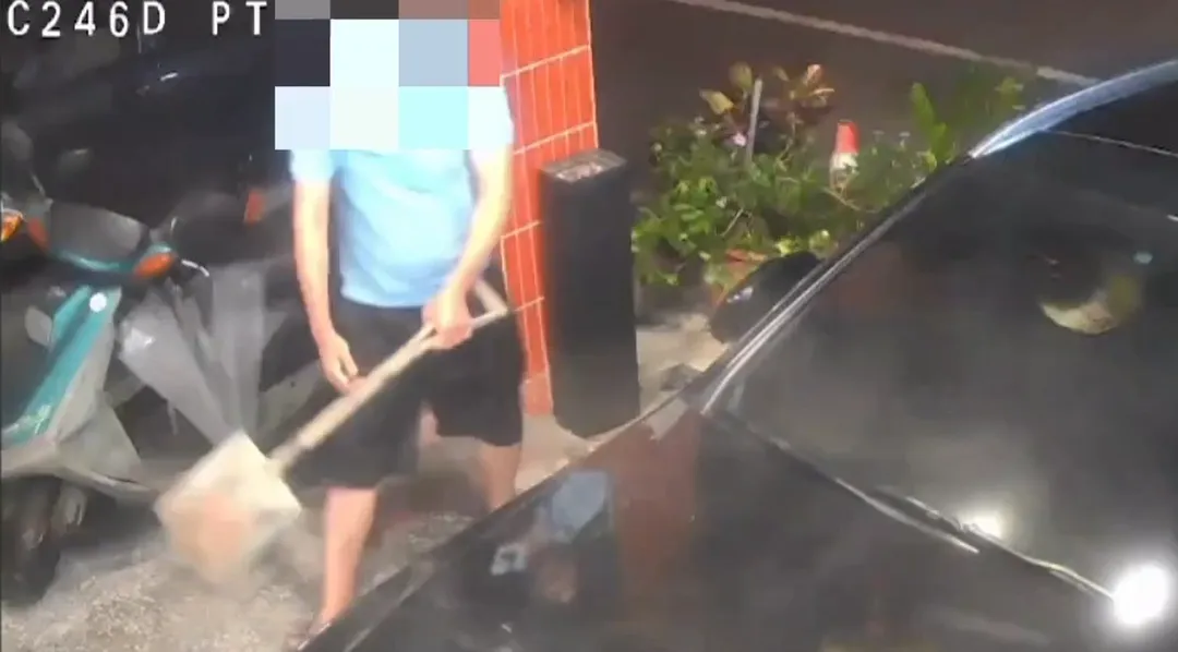 王男疑因賭債糾紛上門洩憤，未料認錯車輛，砸到徐男的賓士轎車。（圖／翻攝畫面）