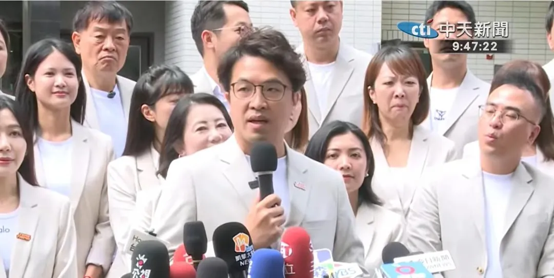 沈伯洋嘆氣。（圖/中天新聞）