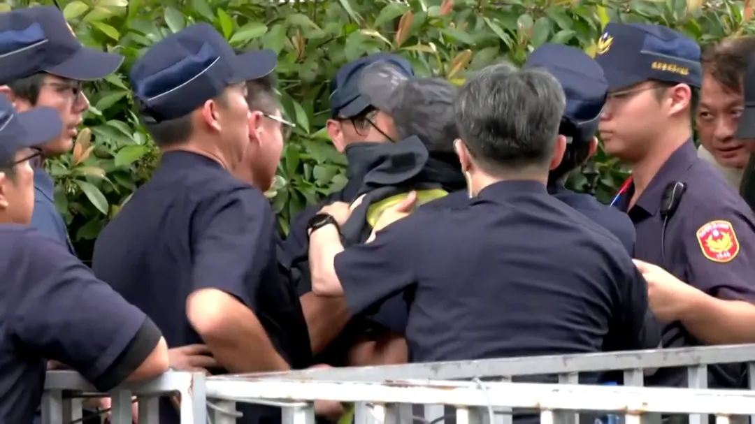團體情緒升高突破管制線衝進行政院，與現場維安警方爆發激烈推擠衝突。（圖／中天新聞）