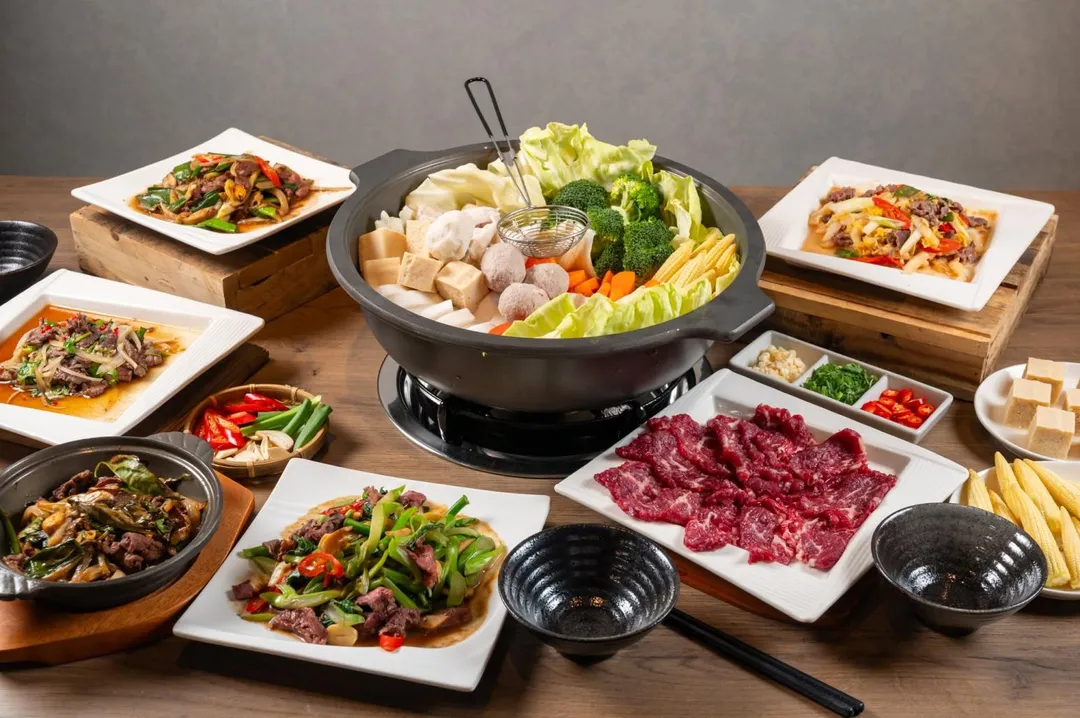 溫體牛業者「牛富」則鎖定中秋過節商機，打出「不烤肉改涮肉」的全新儀式感。（圖／牛富溫體涮牛肉提供）
