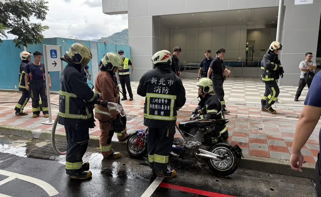 消防人員迅速趕到現場灌救。(圖/翻攝畫面)