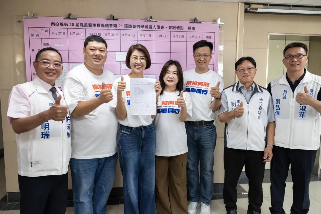 國民黨立委馬文君和游顥均陪同許淑華登記。(圖/中天新聞)