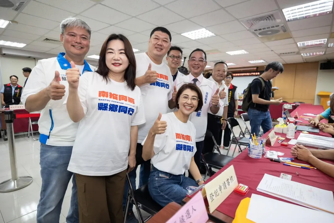爭取連任的南投縣長許淑華2日上午前往南投縣選委會進行登記。(圖/中天新聞)