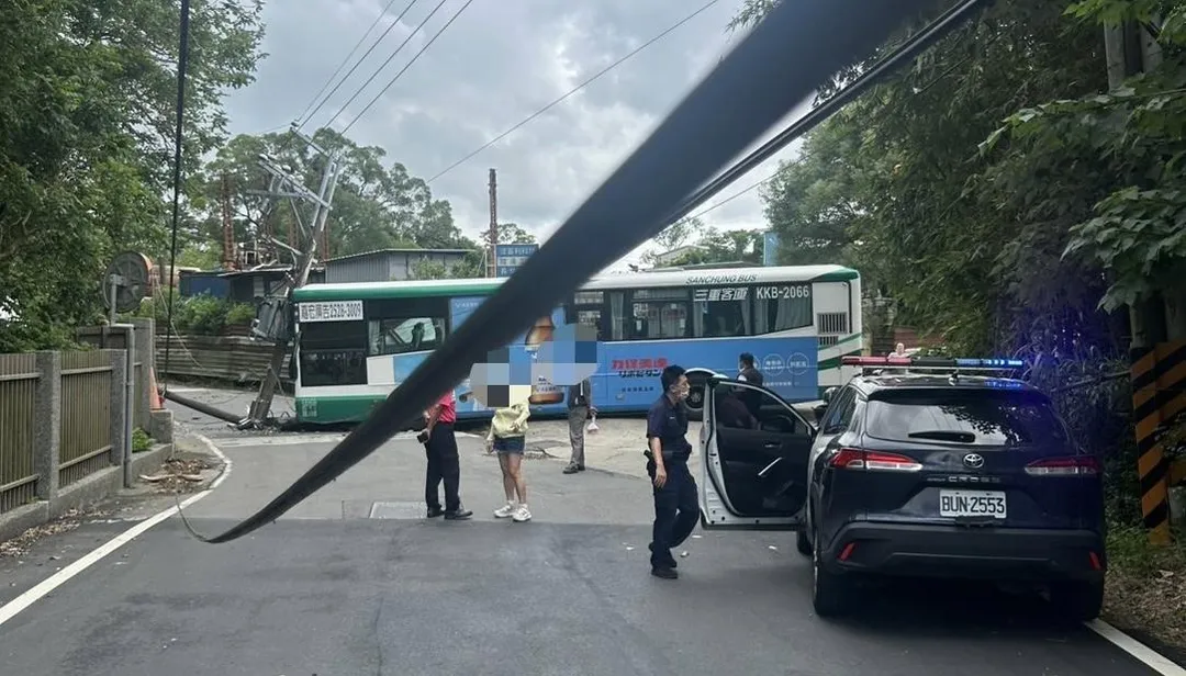 新北林口發生公車撞斷電線桿事故。（圖／翻攝畫面）