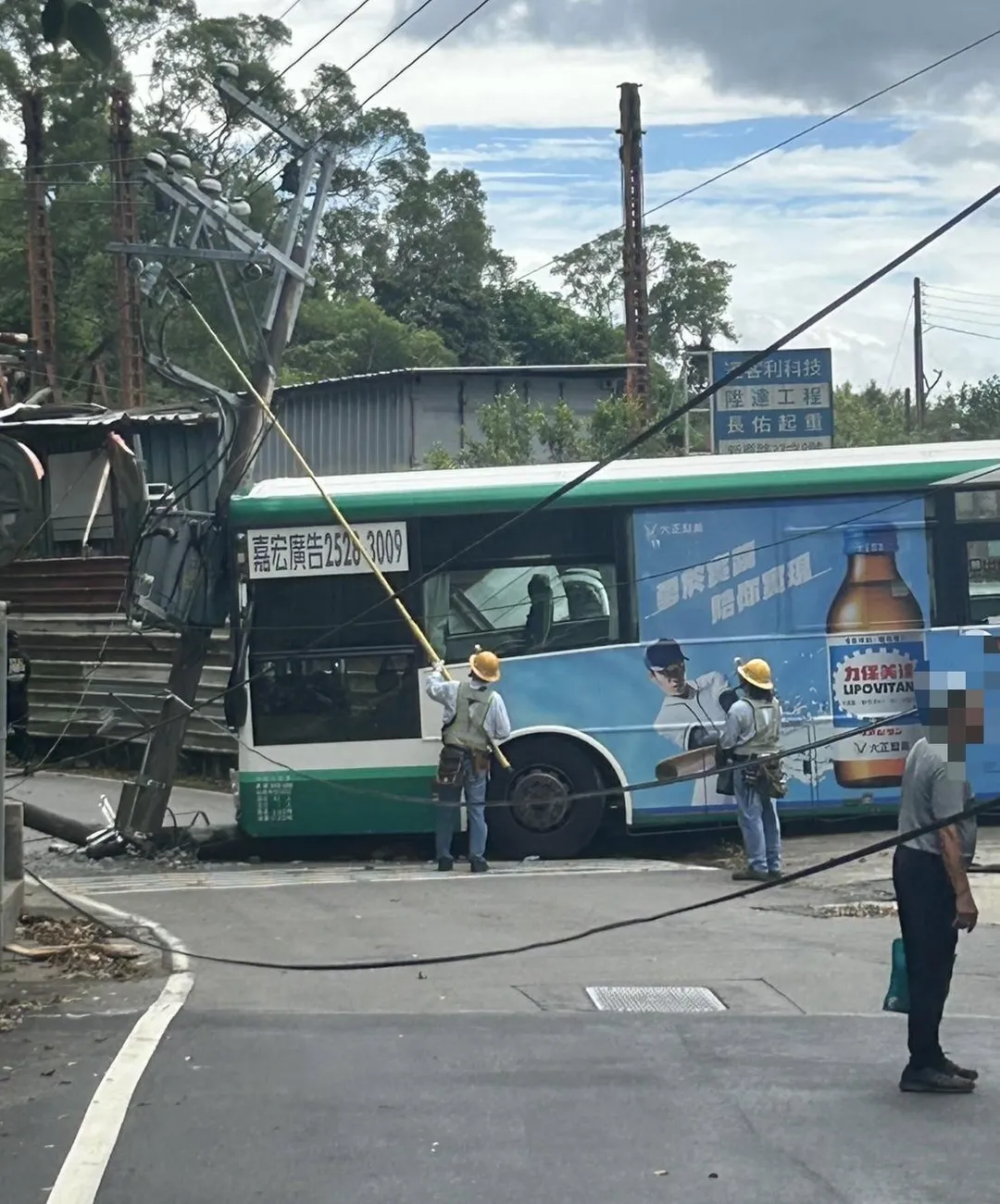 公車撞斷電桿台電派員到場搶修。（圖／翻攝畫面）