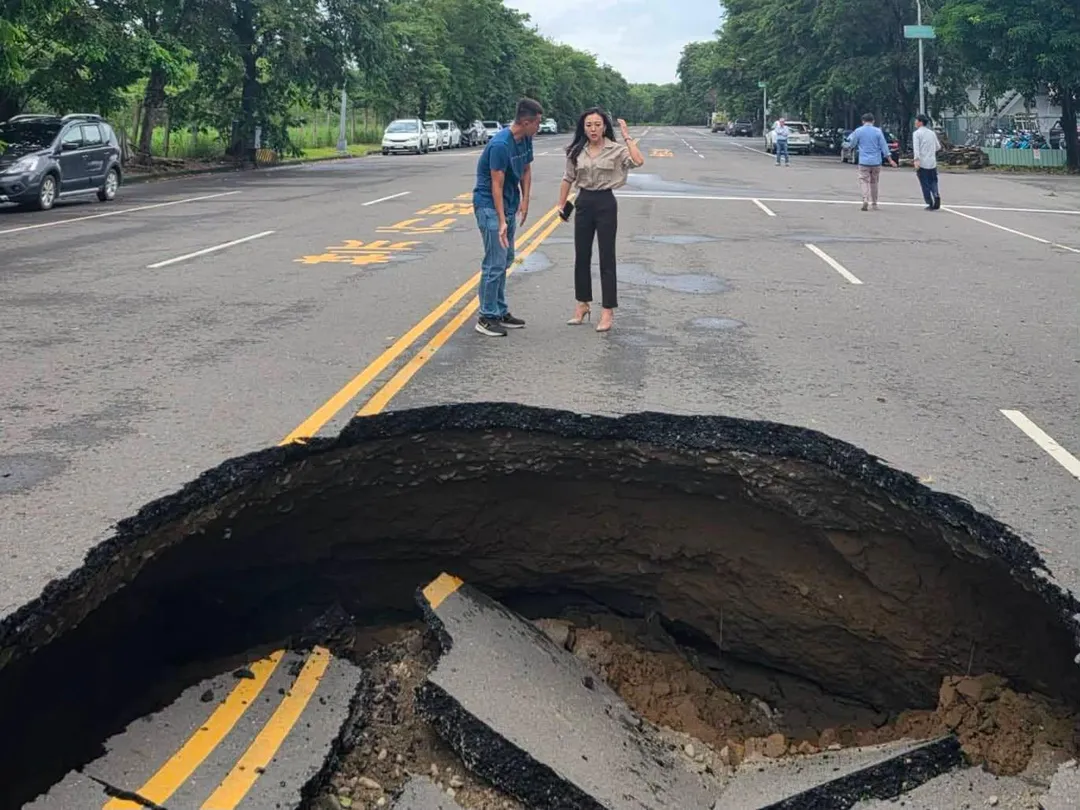 高雄市楠梓區驚傳路面出現「天坑」。（圖／翻攝自白喬茵臉書）