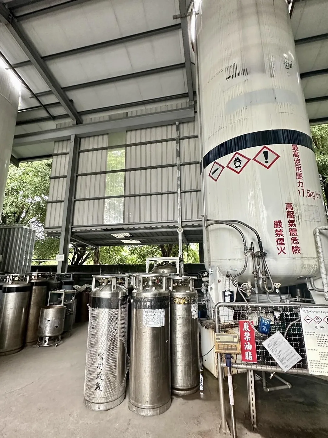 檢調搜索稽查醫用氧氣桶。（圖／翻攝畫面）