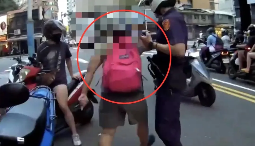 女子不爽警方開單撕毀罰單。(圖/翻攝畫面)