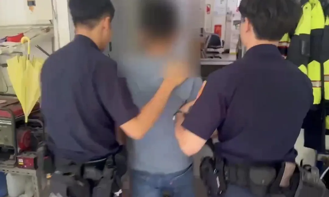 鐵撬男遭警方查獲送辦。（圖／翻攝畫面）