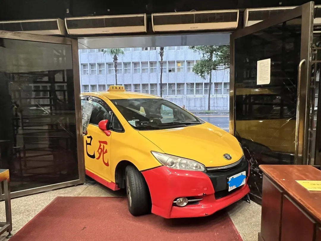 邵男的計程車衝撞北檢大門。（圖／翻攝畫面）