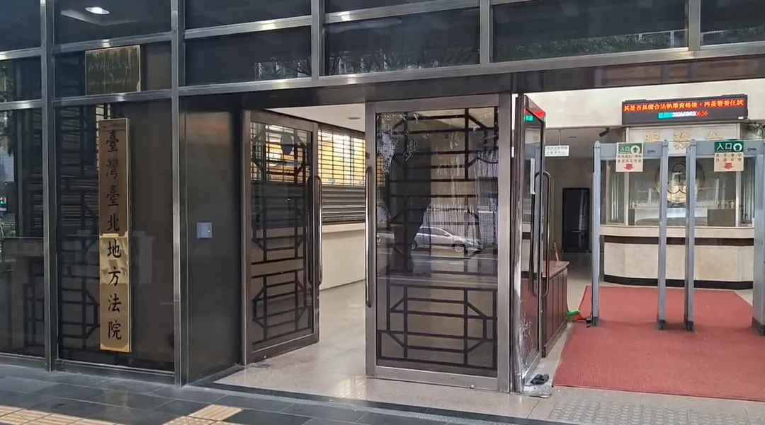 門口遭撞碎裂。（圖／翻攝畫面）
