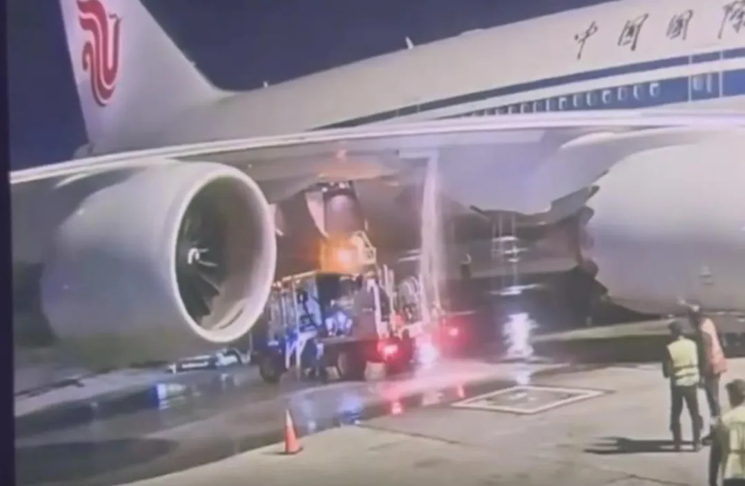 大陸國航客機燃油狂洩。(圖/翻攝微博)