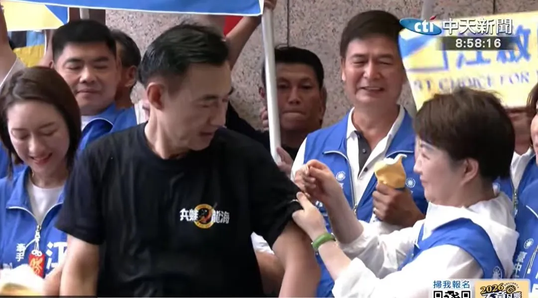 盧秀燕將台中市徽贈與江啟臣，代表台中市政交棒成功（攝自中天新聞）