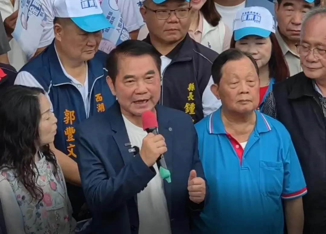 苗栗縣長鍾東錦前往選委會登記參選。（圖／中天新聞）