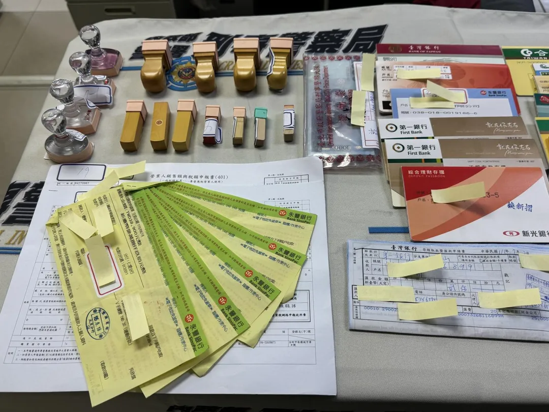 從去年2月到今年7月,26個涉案帳戶經手賭資超過新台幣26億餘元,圖為查扣的證物。(圖/中天新聞)