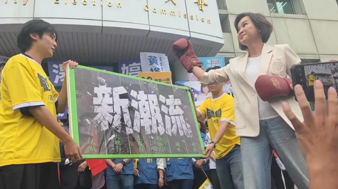 柯志恩戴上拳擊手套誓言打倒新潮流（攝自中天新聞）