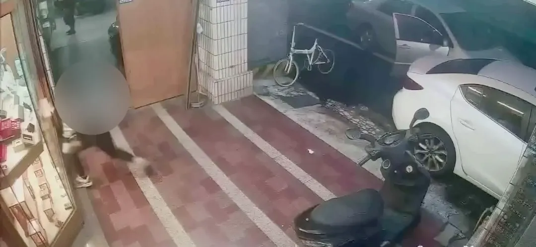 距離店家約1公里處的天下路一家銀樓，遭人持磚塊敲擊展示窗玻璃。（圖／中天新聞）